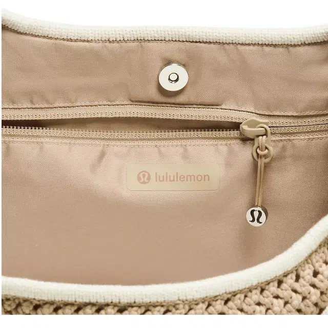 lululemon 7L Logo )