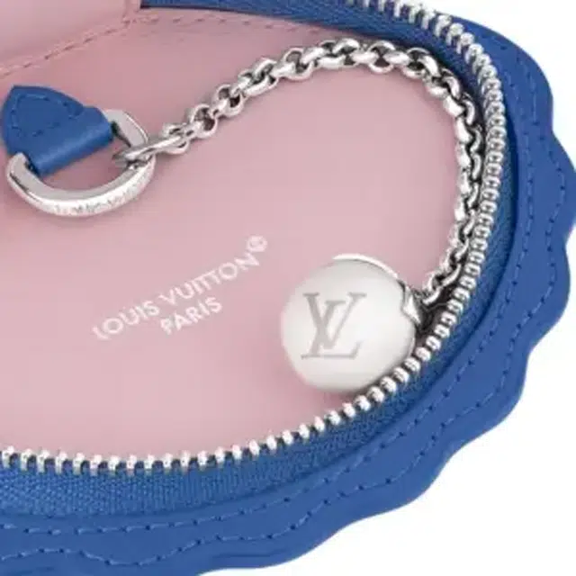 LOUIS VUITTON Shell Logo