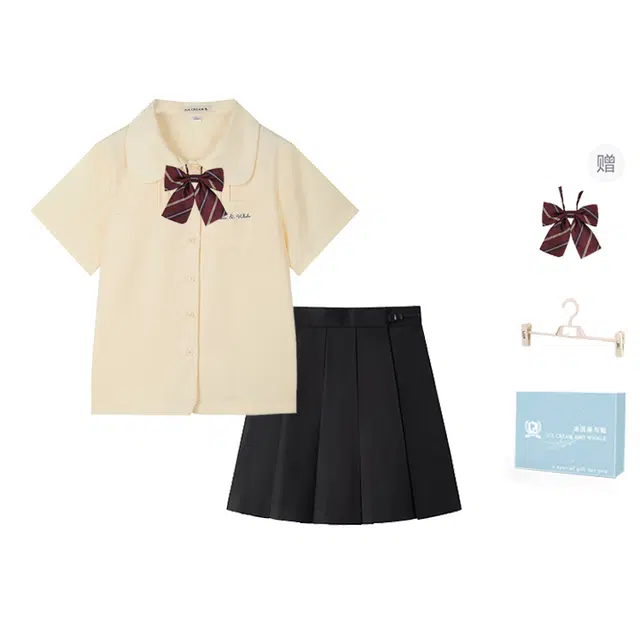 冰淇淋与鲸 纯色娃娃领字母刺绣风琴褶短袖单排扣衬衫高腰百褶裙制服套装 女款