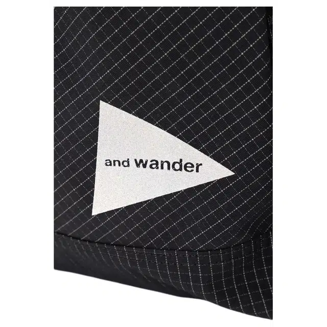 and wander 30L Logo