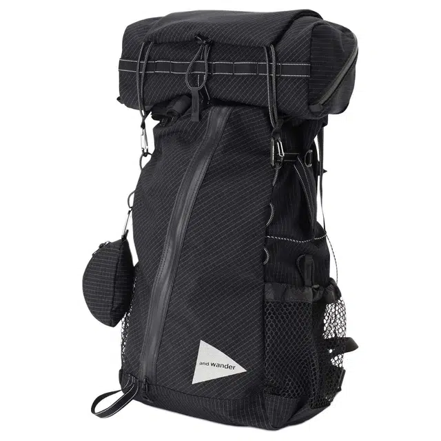 and wander 30L Logo