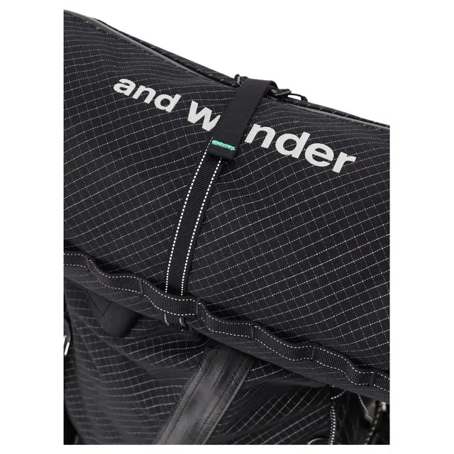 and wander 30L Logo