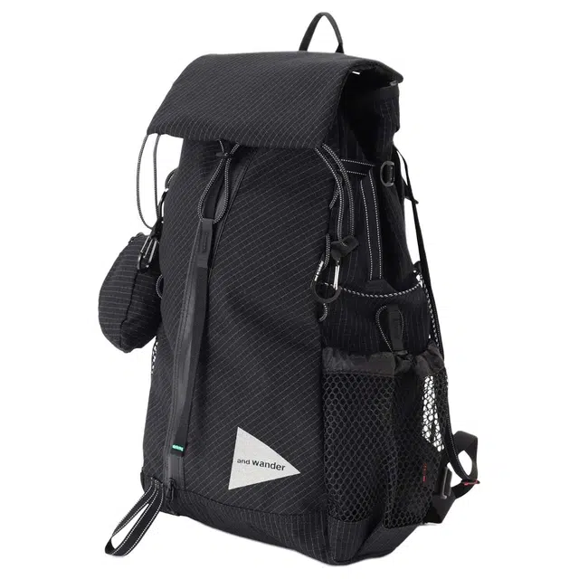 and wander 30L Logo