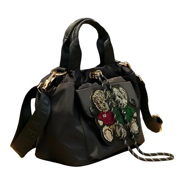 戈兰黛 小众设计复古精致小熊烫钻图案 南韩丝 云朵包单肩斜挎手提包 女款 黑色/红色