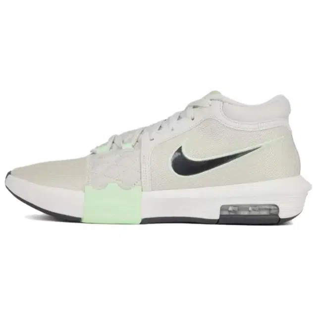 Nike Witness 8