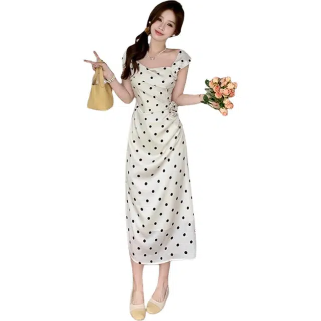 水中花 百搭简约舒适时尚法式短袖连衣裙 女款