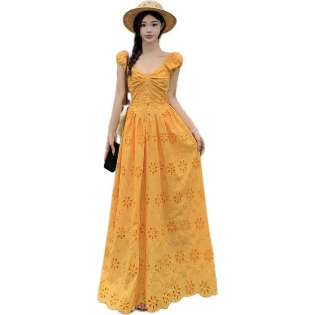 沐晓欣 镂空刺绣气质海边出游时尚简约短袖连衣裙 女款