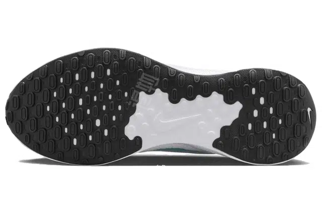 Nike REVOLUTION 7