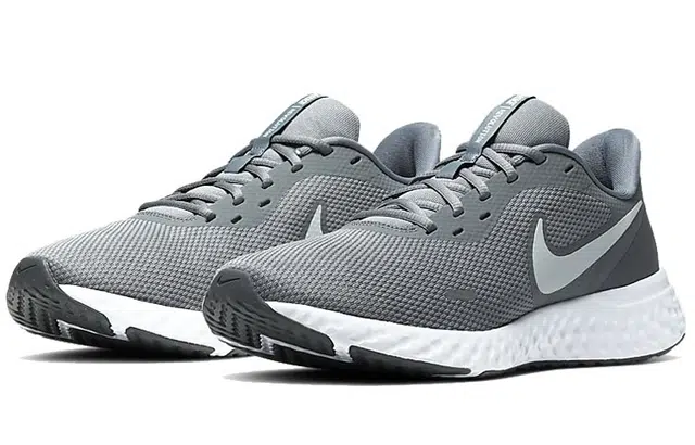 Nike REVOLUTION 5