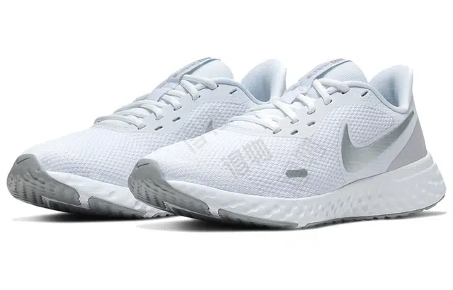 Nike REVOLUTION 5