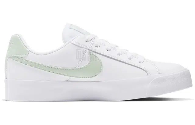 Nike Court Royale