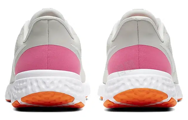 Nike REVOLUTION 5