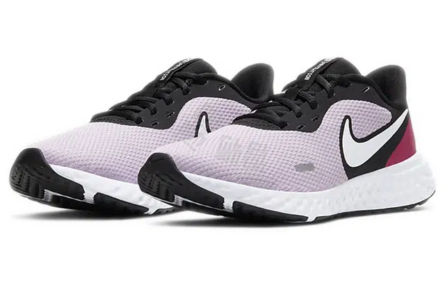 Nike REVOLUTION 5