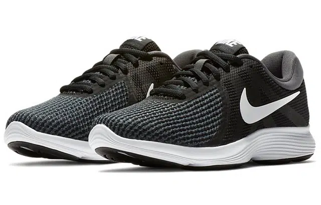 Nike REVOLUTION 4