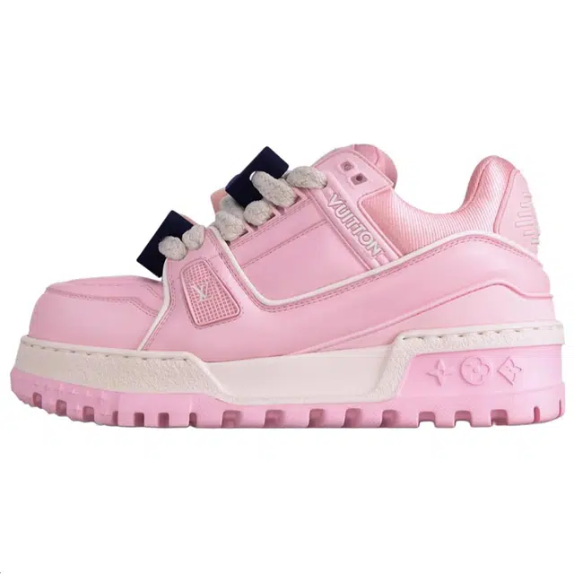 LOUIS VUITTON Trainer Maxi LOVE