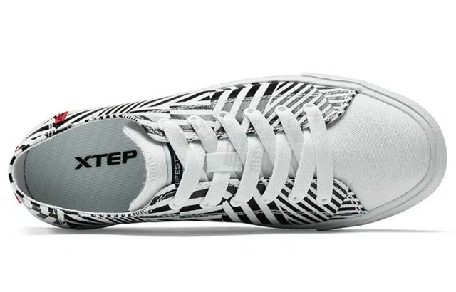 特步 潮流时尚 低帮 板鞋 女款 白黑