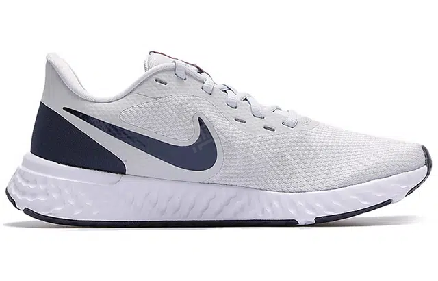 Nike REVOLUTION 5
