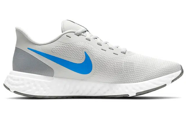 Nike REVOLUTION 5