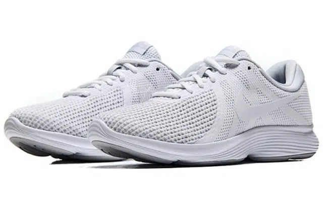 Nike REVOLUTION 4