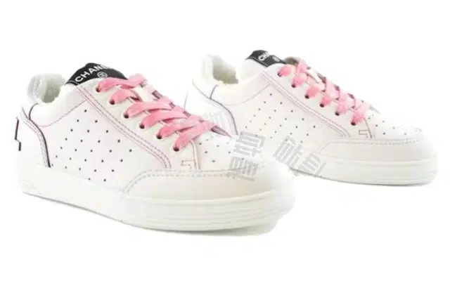 CHANEL Low-Top