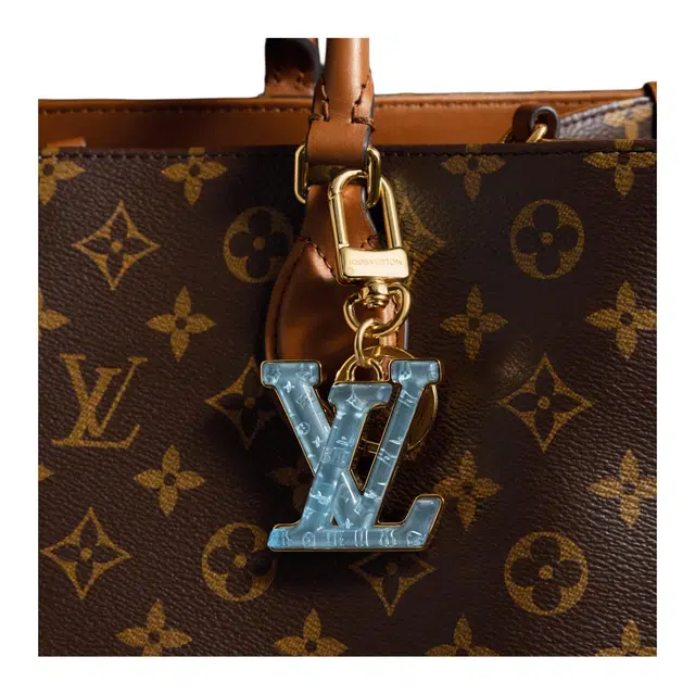 LOUIS VUITTON Gloss