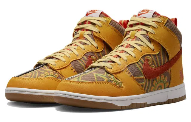 Nike Dunk "Somos Familia" Brown
