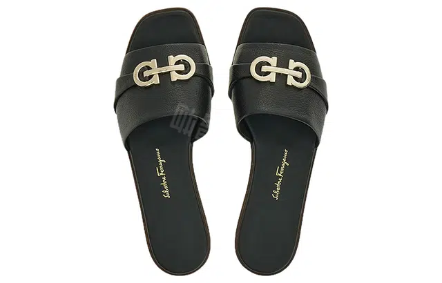 FERRAGAMO Gancini