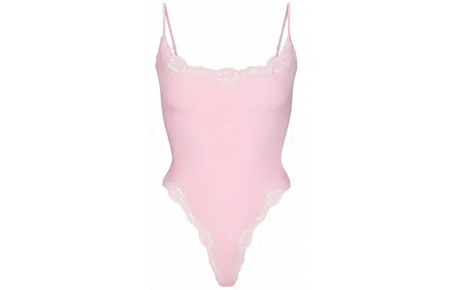 SKIMS FITS EVERYBODY LACE CAMI BODYSUIT CHERRY BLOSSOM TONAL