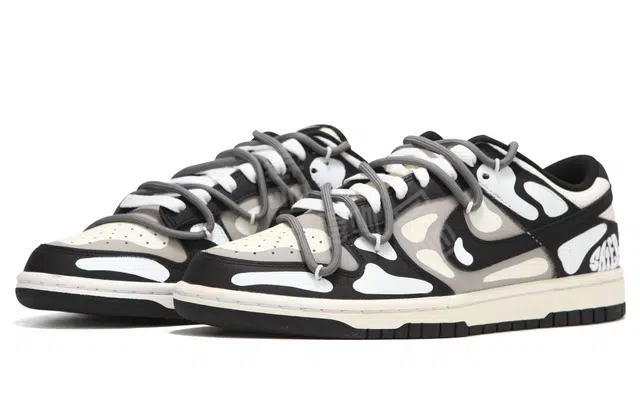 Nike Dunk Low "Panda"