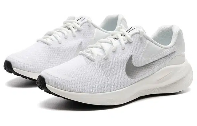 Nike REVOLUTION 7