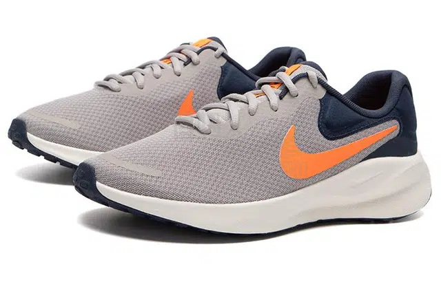 Nike REVOLUTION 7
