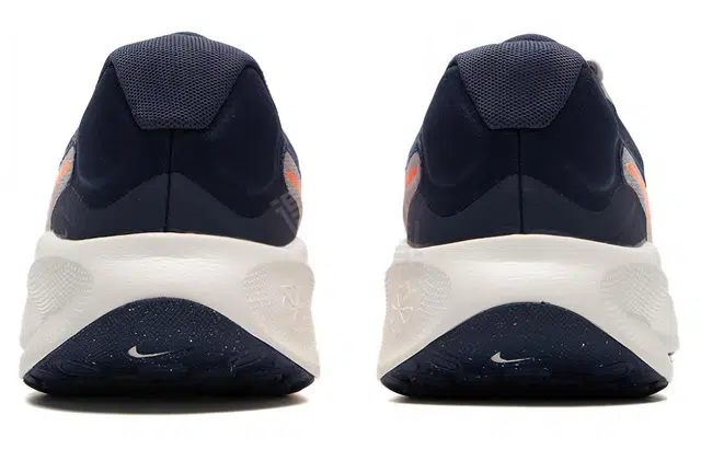 Nike REVOLUTION 7