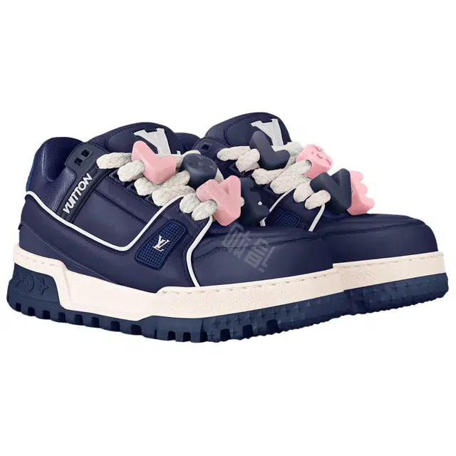 LOUIS VUITTON Trainer Maxi LOVE