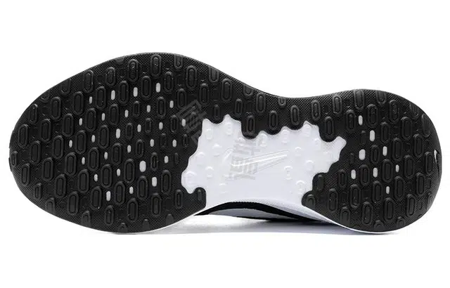 Nike REVOLUTION 7