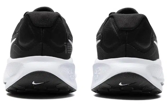 Nike REVOLUTION 7