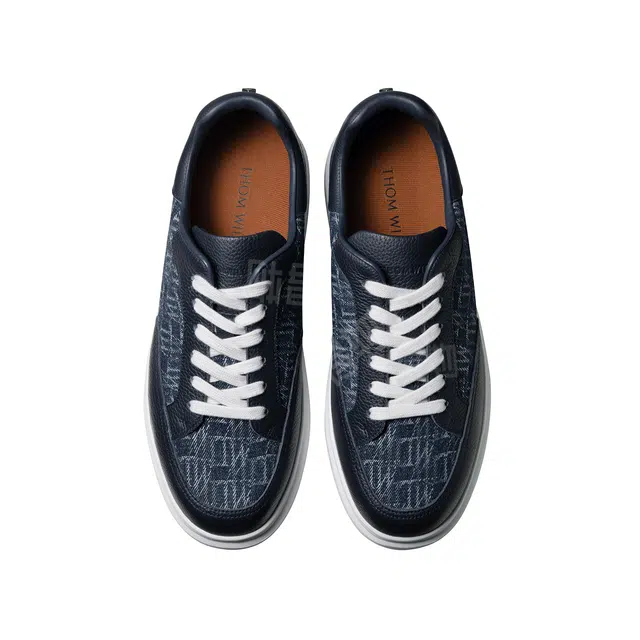 THOM WILLS trainer