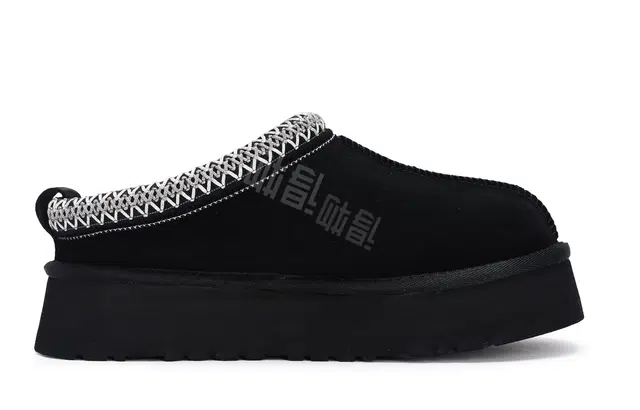 UGG 811
