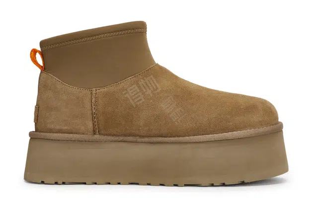 UGG 811