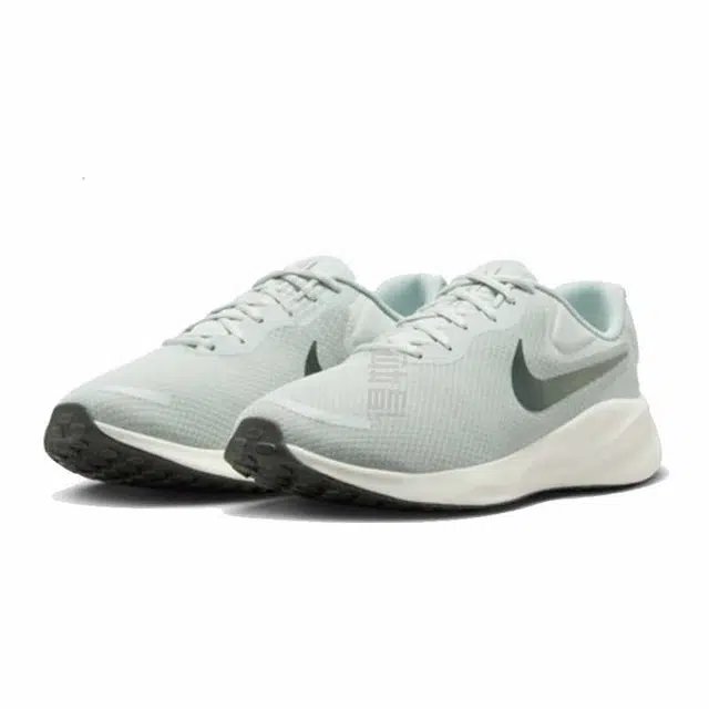 Nike REVOLUTION 7
