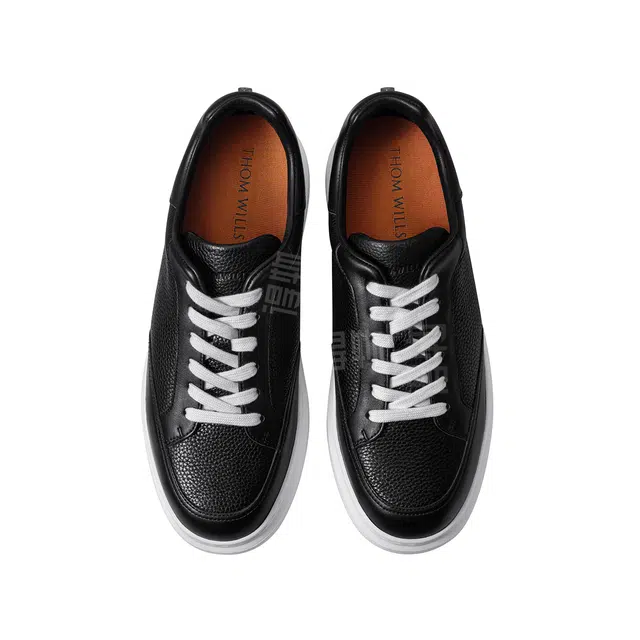 THOM WILLS trainer