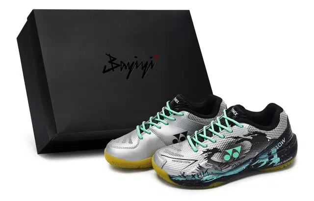 YONEX Power Cushion 811
