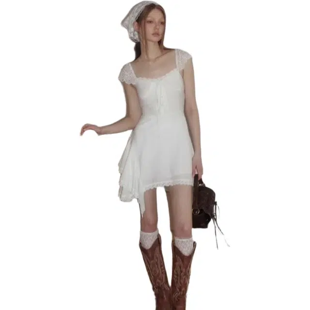 小卷要加油 设计感纯欲风法式蕾丝拼接收腰显瘦短款短袖连衣裙  女款