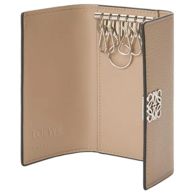 LOEWE Anagram