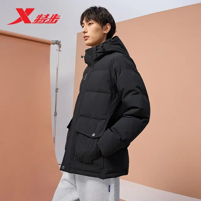 特步 都市系列 运动休闲简约连帽纯色拉链羽绒服 男款 深军绿