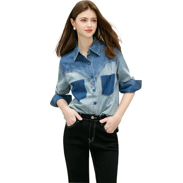 她池 牛仔设计感晕染拼接翻领宽松长袖衬衫 女款 浅蓝色