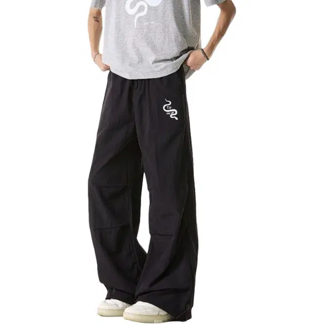 隐狼世家 小蛇印花速轻薄透气宽松褶皱弯刀裤休闲裤 男款