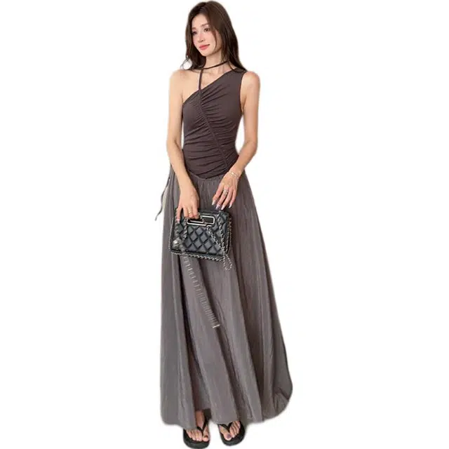 黛尔佳人 夏季不规则拼接撞色收褶设计感斜肩无袖连衣裙 女款