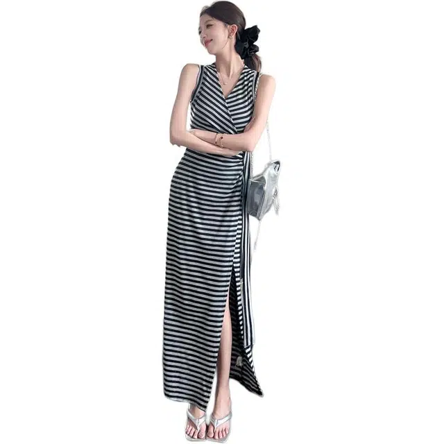 黛尔佳人 夏季时尚气质显瘦修身收腰法式设计感条纹绑带开叉无袖连衣裙 女款