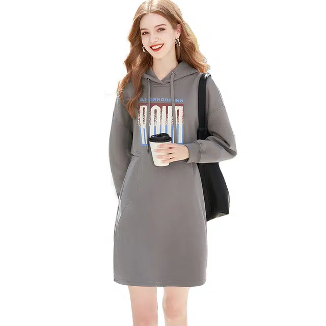 她池 运动风字母印花连帽短款长袖连衣裙 灰咖色