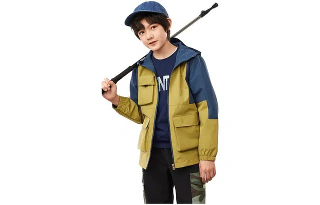 特步 童装 简约纯色工装冲锋衣 男童